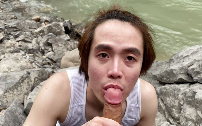 Hung rice queen top boy: Nehrin yanında yarağımı yutuyor