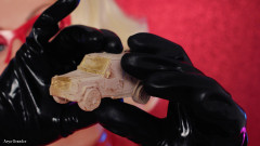 Arya Grander: Пищевой фетиш - девушка с брекетами поедает шоколад!!