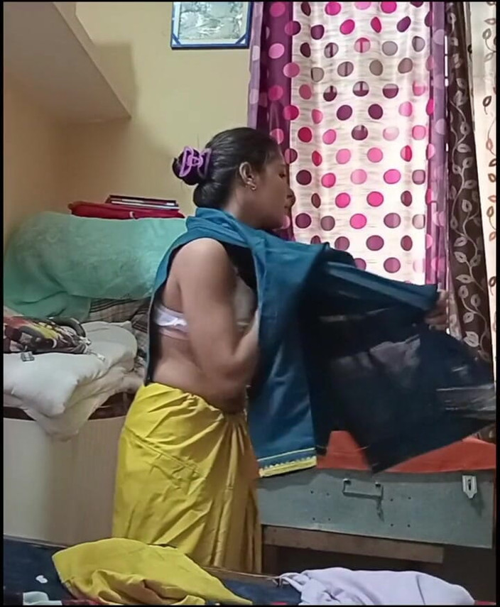 sashaa: Indiancă Bhabhi își schimbă rochia