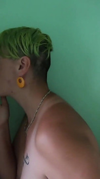 Schwanzlutschen durch gloryhole und schlucken