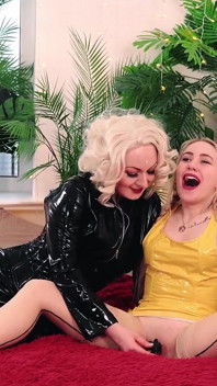 Compilație video porno lesbiană sexy (Arya Grander și Keoki Star și Bella Mur)