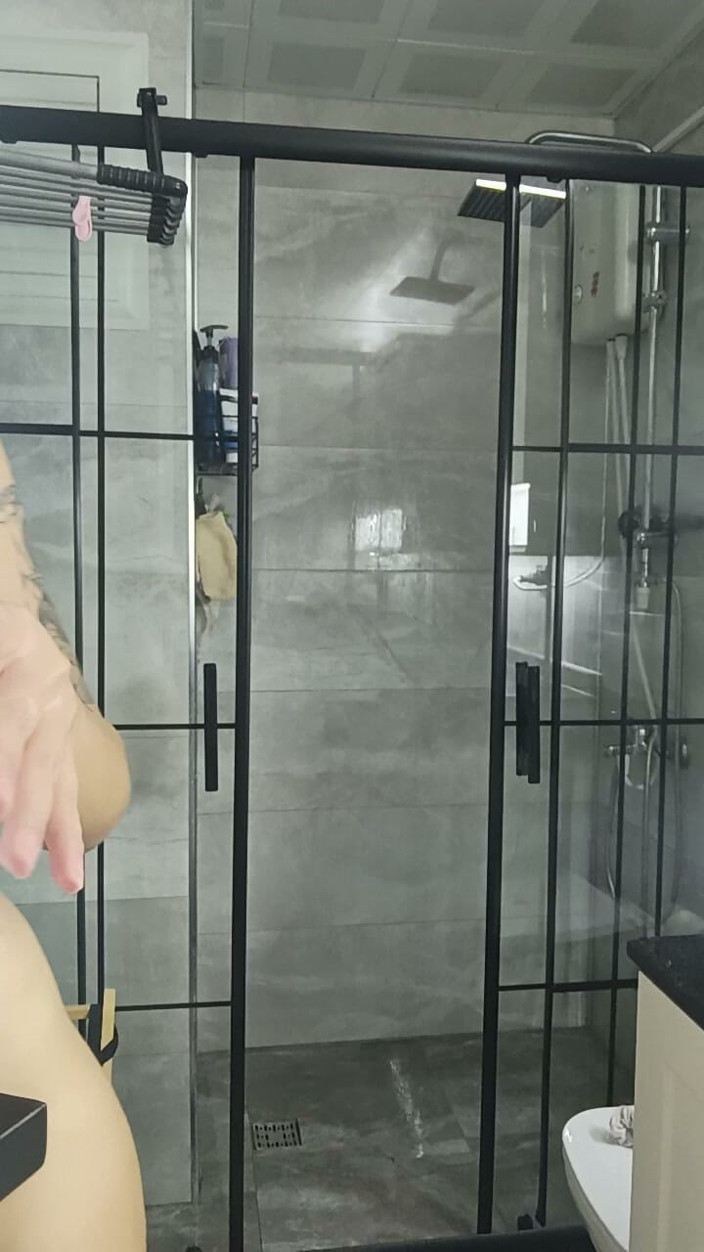Esmer Tarcin: Kijk hoe ik nat ben onder de douche