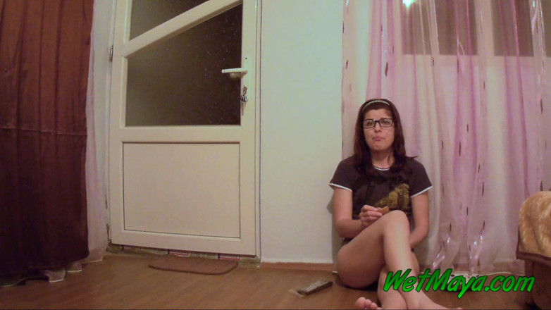 Wet Maya: お皿から食べて、熱いおしっこで満たす
