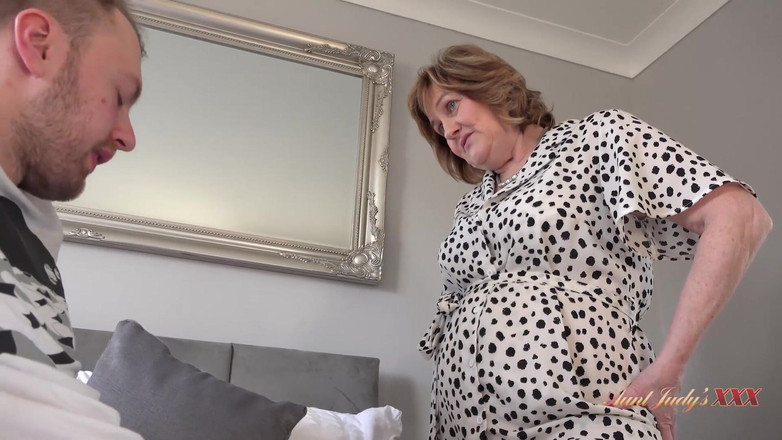 Aunt Judy's XXX: Auntjudysxxx - azgın olgun ev sahibesi bayan kugar kiracısını külot çekmecesinde yakalıyor