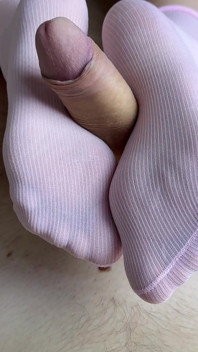 Sekarang ini adalah video kaki kaki favorit Anda dengan kaus kaki merah muda