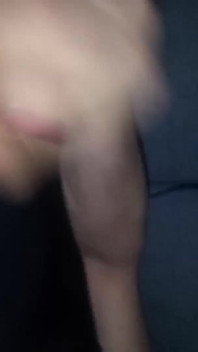 Lars Damberger se masturbează într-un costum de baie negru lucios