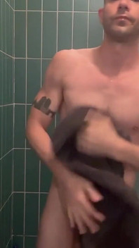 Me Pajeo En La Ducha De Mi Colega