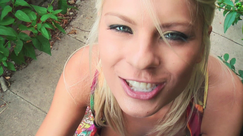 Julia Reaves world: MILF blonde yang bertetek besar mengeringkan orang asing secara awam...