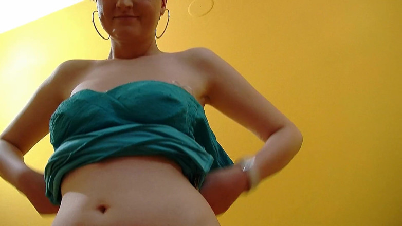 Sexy Amateurz: Acțiune de masturbare de aproape cu blondă cu țâțe mici