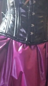 Trans in abito in pvc usa un dildo xl da johnthomastoys