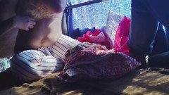 Khushboobhabi: 달리는 버스에서 옷을 바꾸는 소녀