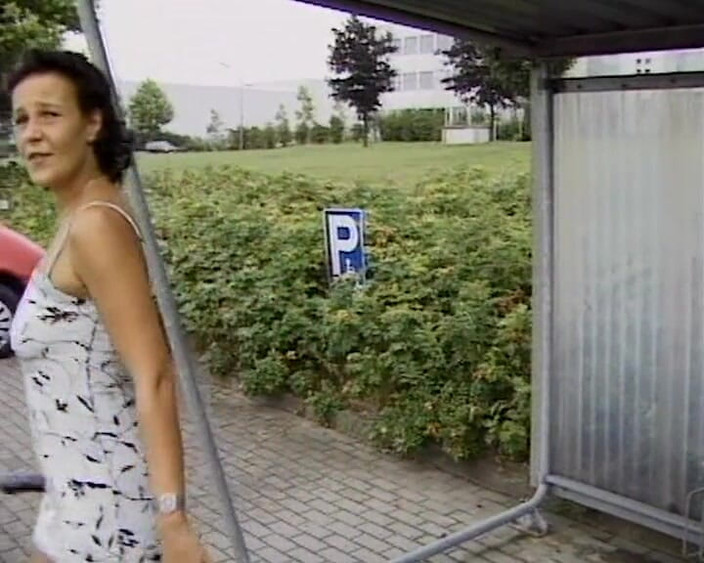 BB Video - Old School: Tante seksi jerman lagi kencing di luar ruangan