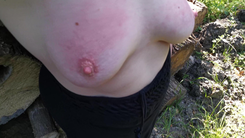 Bouncy Tits Action: Peitos em vestido preto - tapa ao ar livre