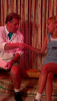 Blondă senzuală este futută în fund în timpul unei ședințe la solarium