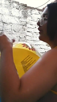 Spielen und necken sie gelben strandball auf der Poolparty - Bunny Looner