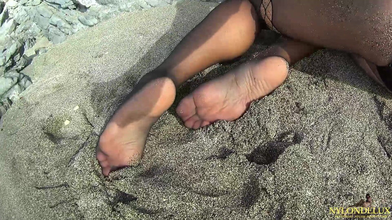 Nylondelux: 공공 해변에서 즐기는 Nylon Fun