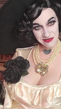 Lady Dimitrescu världsomfattande JOi
