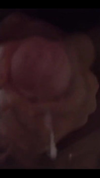 Die versaute königin der blowjobs dark Dea lutscht einen riesigen weißen schwanz und schluckt viel sperma