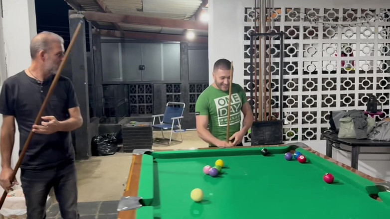carmonaoficial: Bay Carmona ve Victor Ferraz çıplak bilardo oynuyor