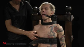 Nicky tétons chatouille jusqu'au trône