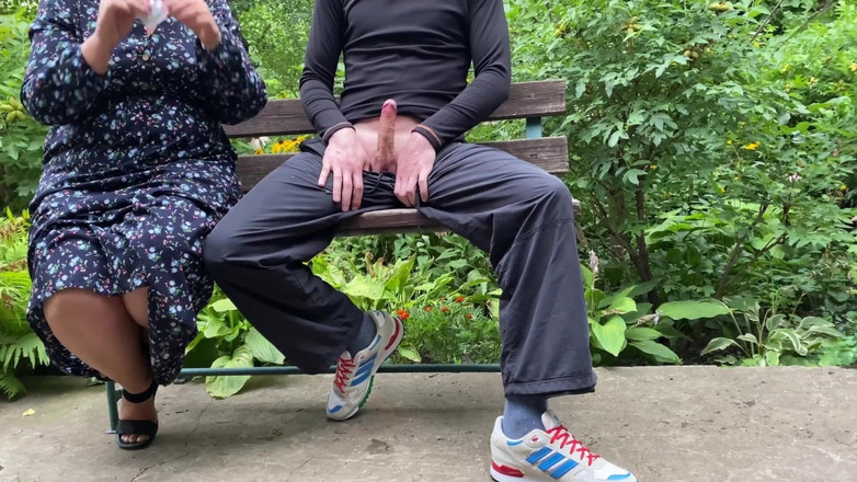 OurFetishLife: Kurvige schwiegermutter brachte mich in ein kondom auf der straße