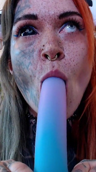 Dildo yalama ve binme yakın çekim