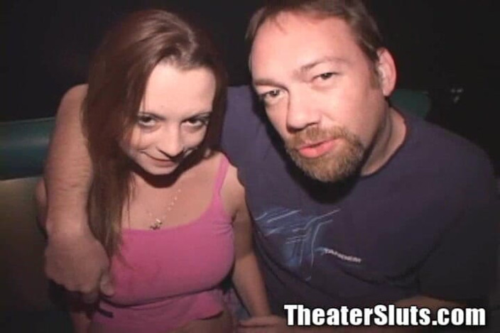 Theater Sluts: Anal nastolatka ładna dziewczyna gangfucked w Porno Theater Tyłek jebanie słodkie...
