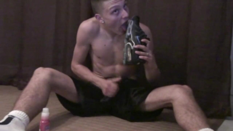 Sneaker gay: Masturbation sniffing sneakers