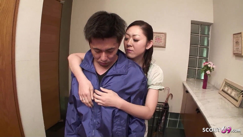 Asian porn collection: Японська матуся спокушає пасинка і отримує іграшку, засунуту в тугу пизду