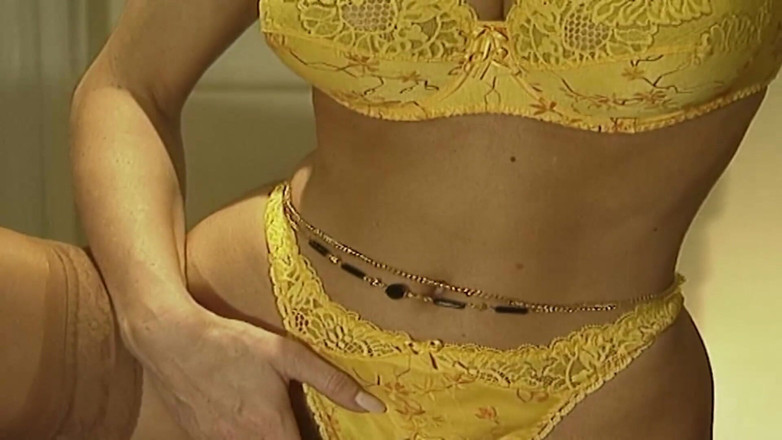 Lesbian Stories: Svůdná blonďatá milfka dostane fisting od její kamarádky