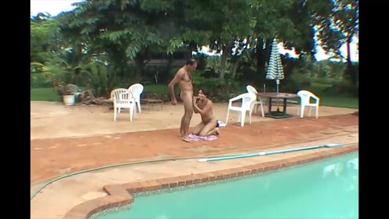 Jerk off and suck until the bitter end: Kåt tonåring fitta blir våt och kuk suger utomhus session...