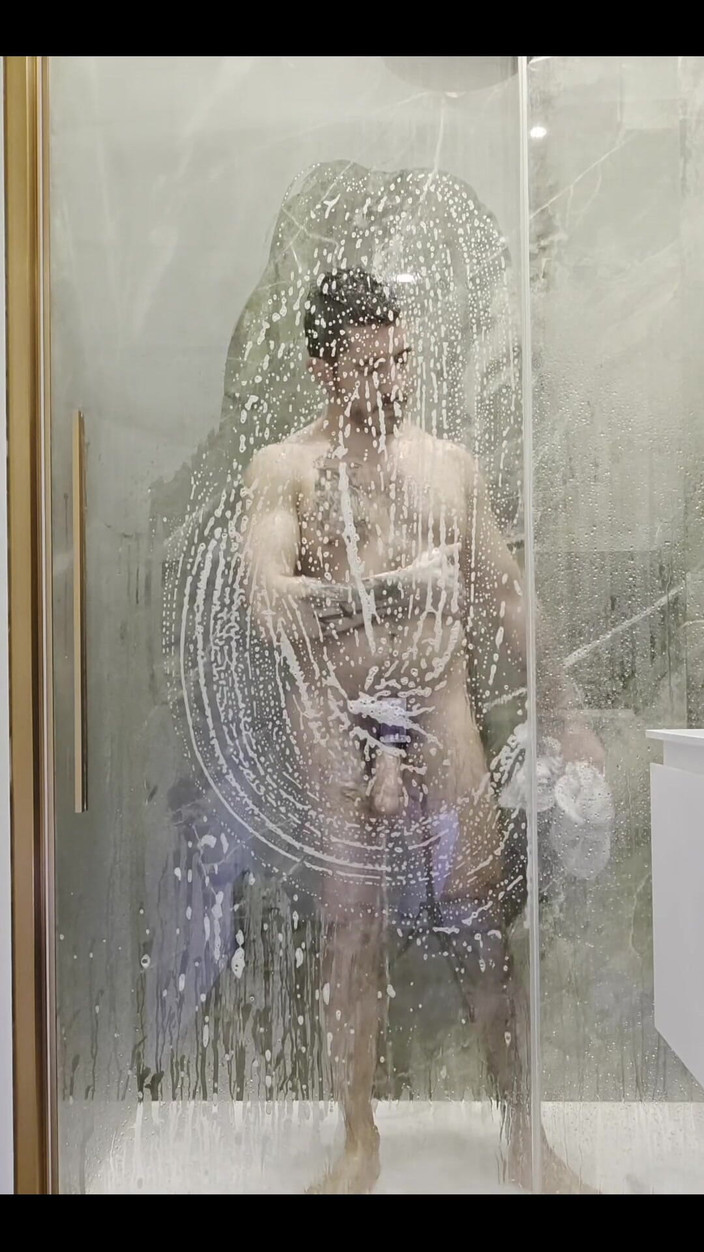 Max Xedephiro: Siapa Yang Mahu Sertai Saya Di Bilik Mandi?