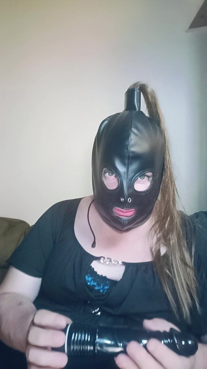 Stephanie-Nicole-TV: Stephanie-nicole prova le mani come giornalista di sex toy