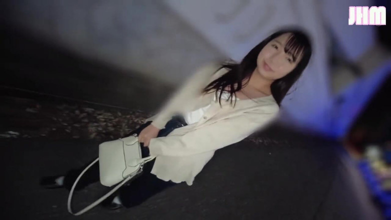 Japanese Hentai Matings: 실크 리듬으로 몸을 움직이는 그녀의 부드러운 곡선은 열린 하늘 아래에서 반짝입니다.