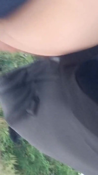 Jon Arteen เดินเล่นกับปลั๊กก้นกลางแจ้ง