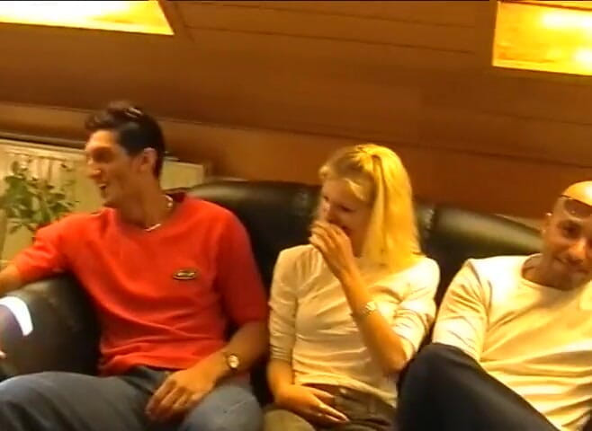 Porno Cloud: Blonde bertiga dengan orang asing.