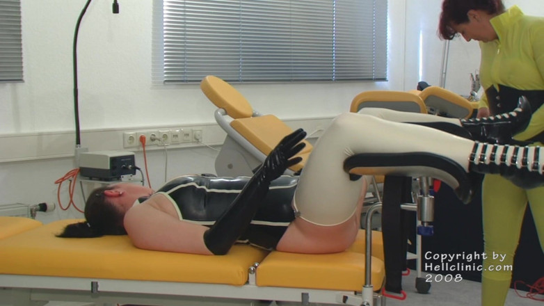 Rubber & Clinic Studio - 1ATOYS: Juego anal de lesbianas en látex pervertido