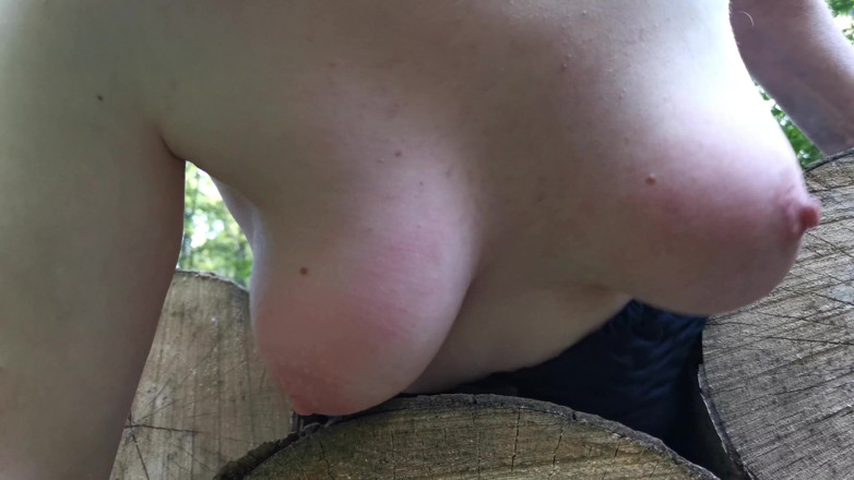 Bouncy Tits Action: Pleznește-mi țâțele atârnate într-un loc în aer liber