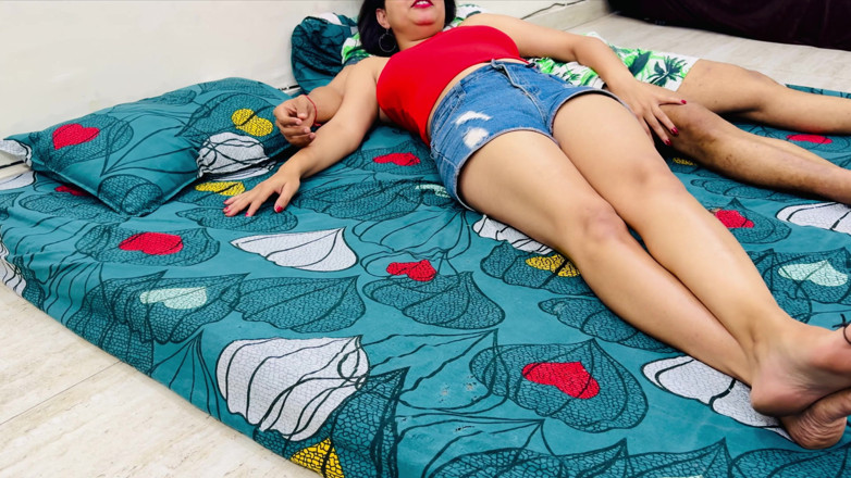 Hornycouple149: Sdílení postele s malou nevlastní sestrou na dovolené jedné šílené noci...