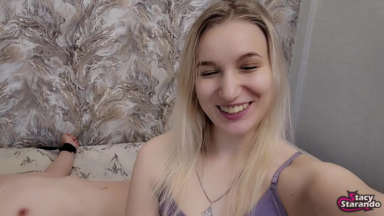 Stacy Starando: Зведена сестра любить домінувати наді мною, коментувати, що відбувається, і кінчати мені на обличчя!