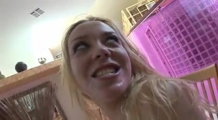 Hot Pornstars: sunahre baalon vaali larki do bare land dvara gale men...