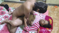 Desi Papa: Prawdziwa Indyjska dziewczyna dostaje OGROMNY ładunek strzał na jej naturalne cycki