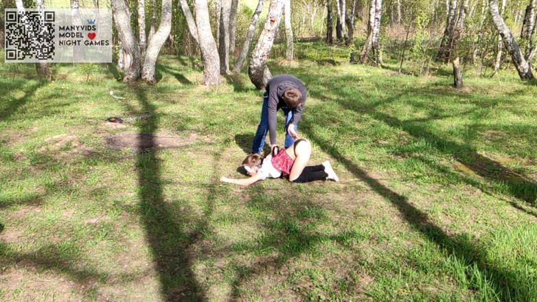 Night Games: Uma caminhada na floresta terminou em sexo duro