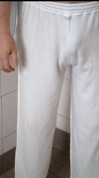 01 - Pissen in witte sweatpants