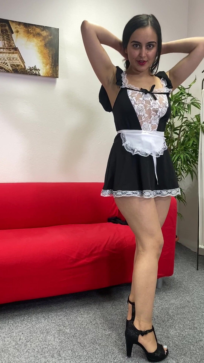 Yasmeena Ali: Người giúp việc nóng bỏng khoe đít