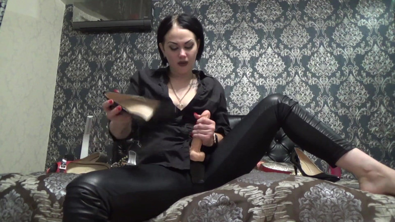 Goddess Misha Goldy: 做我的脚奴隶并摧残你的蛋蛋