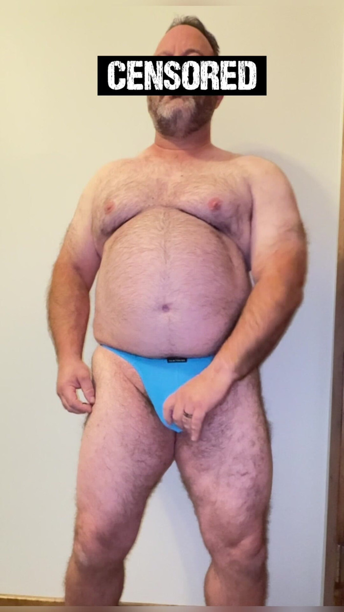 Anal Steve: 穿着蓝色丁字裤的肛门史蒂夫炫耀他的熊身体和鸡巴，鸡巴环上，并展示他巨大的屁股塞