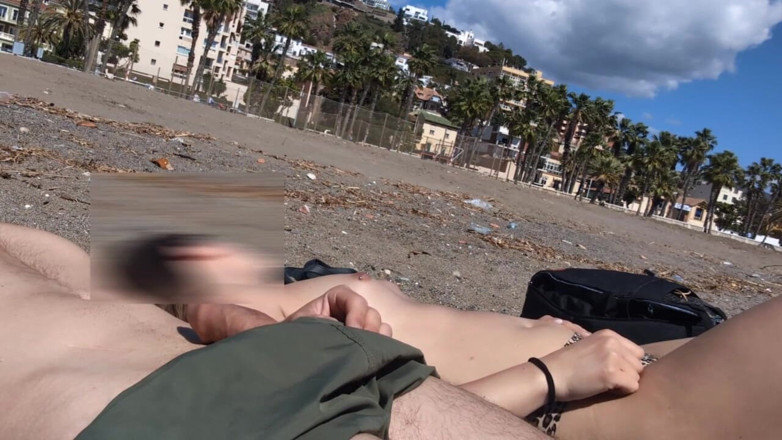 SweetJaneOfficial: Cazzo esibito vicino a una ragazza in topless che guarda