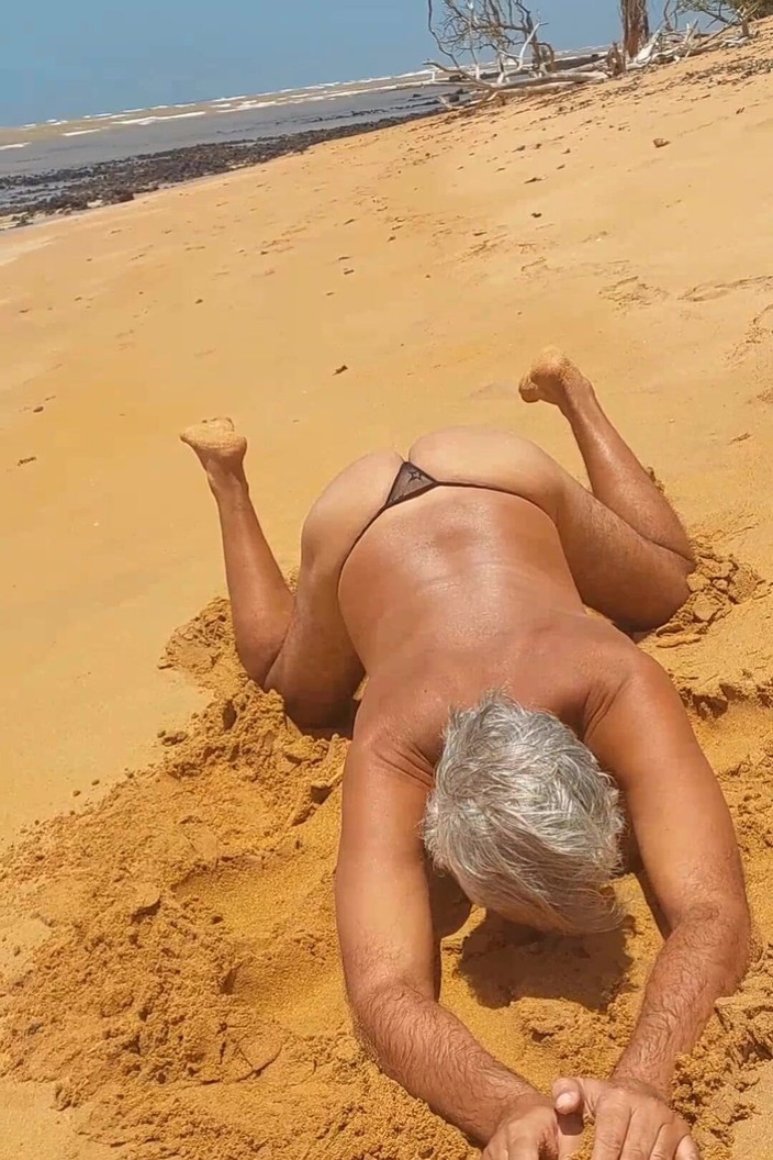 Ladysilvas: Ladysilva na praia muito quente de calcinha