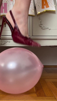 Scoppiando i palloncini del mio compleanno con i tacchi